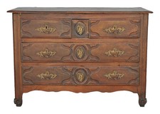 Commode galbée en hêtre