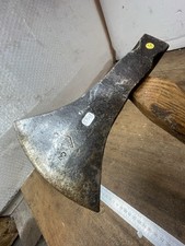 hache forgée outil ancien