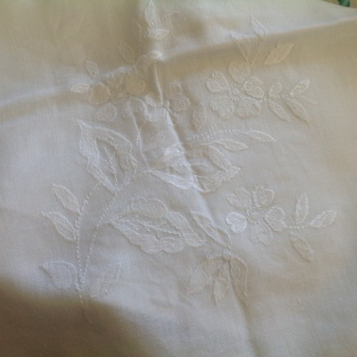Très jolie nappe blanche - très,