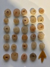 Néolithique, bel ensemble  29 perles épaisses en quartz, pas biface/hache polie 