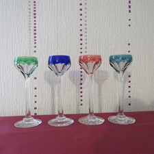 4 verres à liqueur de couleur