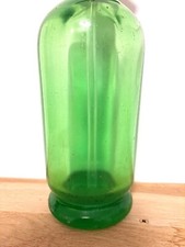 Ancien siphon. Siphon eau de seltz. Siphon vert.