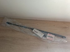 UN VERIN DE COFFRE AMORTISSEUR DE SELLE D'ORIGINE BURGMAN 250 400 2003 A 2006