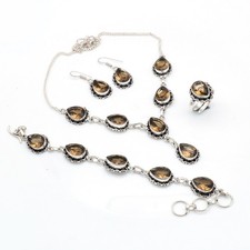 Ensemble de bijoux faits à la