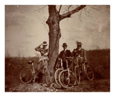 France, Homme et femmes à bicyclette, Tirage vintage, ca.1890 France, Homme et f