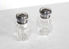 JOLIE ANCIENNE PAIRE DE SALERON, SALIERE et POIVRIERE en METAL ARGENTÉ + POINCON
