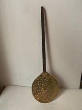ancienne écumoire en laiton, manche fer forgé