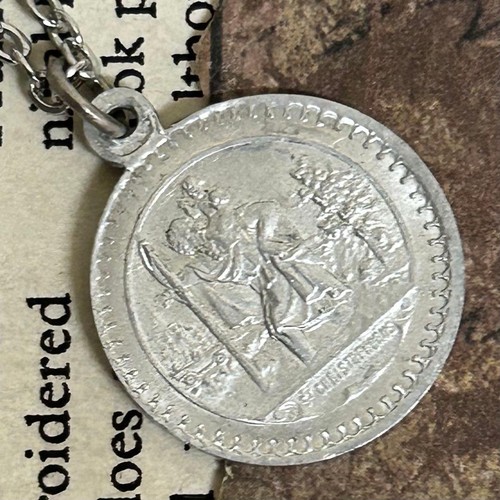 Collier médaille voiture