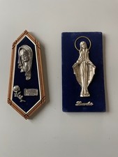2 Vierge ND de Lourdes en étain 88% ciselé main sur socle au fond bleu velours