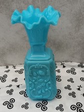 Portieux ou autre vase opaline turquoise décor faunes feuillages