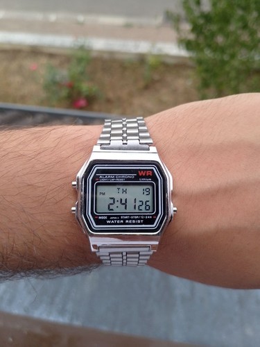 Montre digitale argentée