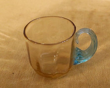 Petit verre soufflé  à liqueur de Georges Sand dans les tons ambre et bleu