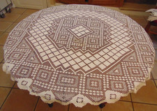Nappe ronde blanche et ancienne crochet filet