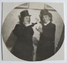 Deux jeunes filles chapeau haut forme alcool vin flou - Photo ancienne snapshot