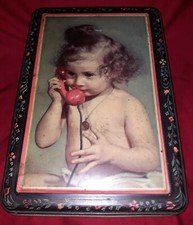 Ancienne boite  sérigraphiée Enfant au téléphone Avec objets de couture N°756/3