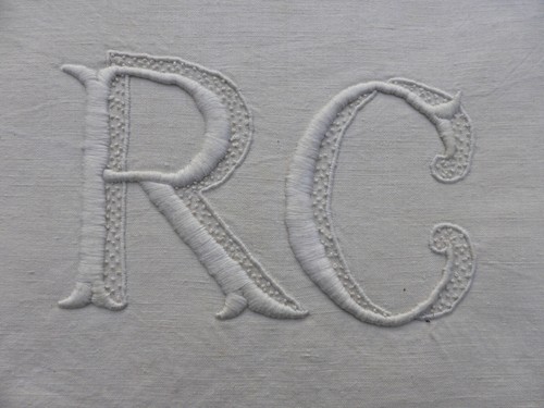 Drap écru brodé blanc