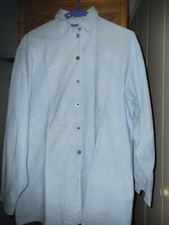chemise délavé  bleu clair t 42 avec broderies blanches