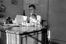 Homme à son bureau avec