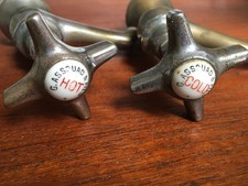 Paire de robinets anciens G