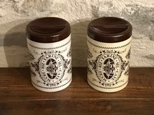 Duo de boîtes rondes alimentaires, en plastique, estampillées "PERNOD"