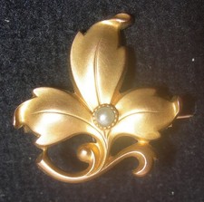 1913 art nouveau BROCHE FEUILLE TRILOBEE sertie d'une demi-perle plaqué or FIX