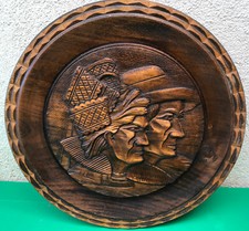 ASSIETTE BRETONNE BOIS FEMME HOMME COIFFE TYPIQUE RELIEF Ø 30CM SIGNEE LEM