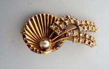 Broche ancienne 1940-50 plaqué or  brillants et perle 6 x 3 cm