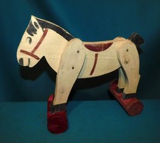 ANCIEN JOUET A TIRER . CHEVAL BLANC EN BOIS POLYCHROME . L 30cm H 27cm . 1920