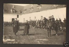 BEAUVAIS (60) MILITAIRES à CHEVAL / LES HONNEURS Sabres