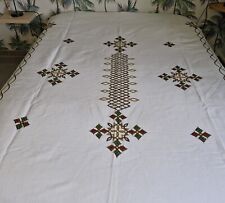 RARE - CET ENSEMBLE DESSUS DE LIT ET DEUX TAIES D'OREILLERS EN COTON ETHIOPIEN