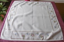Nappe brodée main au point de
