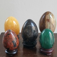 Lot Oeuf en Pierre Dure x 5 sur Socle en Bois Œuf Collection 5,5 à 7 cm