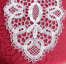 NAPPERON DENTELLE AUX FUSEAUX FAIT MAIN BRUGES ovale blanc 35x50