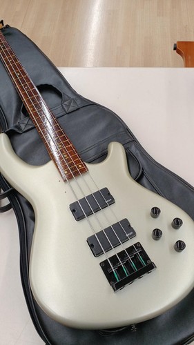 Basse électrique modifiée