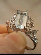 Splendide Bague ancienne en Or Blanc 18K Carats, Aigue Marine Et petits Diamants