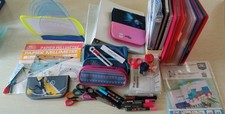 Lot fournitures :feutres posca, ardoise, classeurs personnalisables, trousses ..