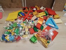 PLAYMOBIL. VRAC PERSONNAGES CHARRIOTS, ROUES,PORTES, ACCESSOIRES. LOT 1KG (B)