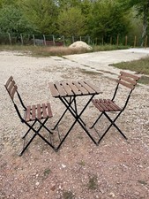Table pliante et 2 chaises en très bon état , bois et fer forgé