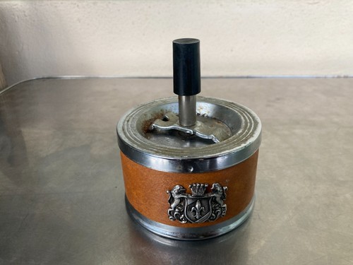 Ancien cendrier bouton - ancien, a