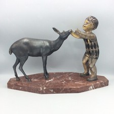 Sculpture enfant et biche en régule patiné sur socle en marbre Art Déco