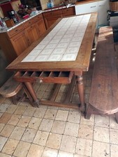 table en bois ancienne en chêne et plateau chêne et  carrelage avec ses 2 bancs