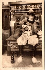 29 TYPES DE BRETAGNE Carte postale ancienne /REF - V7516