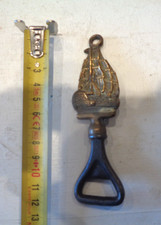 Ancien décapsuleur, Grande-Bretagne, en bronze et fer, début 20 ème siècle.