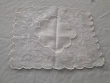 Napperon brodé sur tulle