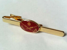 PINCE A CRAVATE vintage signée RICHEL décor SPORT CLUBS DE GOLF doré ovale rouge