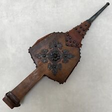 Ancien Soufflet de Cheminée en Bois, Cuir et Fer clouté – Style XIXe Rustique