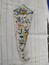 Ancien grand cornet bouquetière en faience de  Nevers