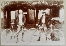 photo ancienne vers 1900 jeunes cyclistes vélos anciens