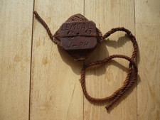 Ancienne marque de filet de pêche en bois gravé LE MOAL art populaire breton