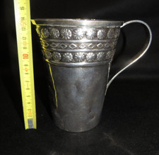 IMPOSANTE TIMBALE A ANSE EN ARGENT MASSIF DECOR DE FRISE TOURNANTE A IDENTIFIER.